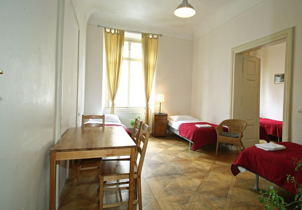 Little Town Budget Hotel Prag Zimmer foto