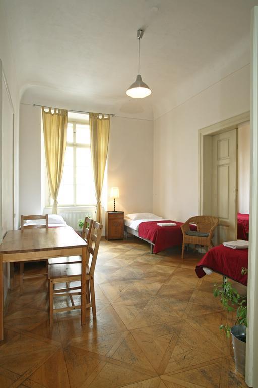 Little Town Budget Hotel Prag Zimmer foto