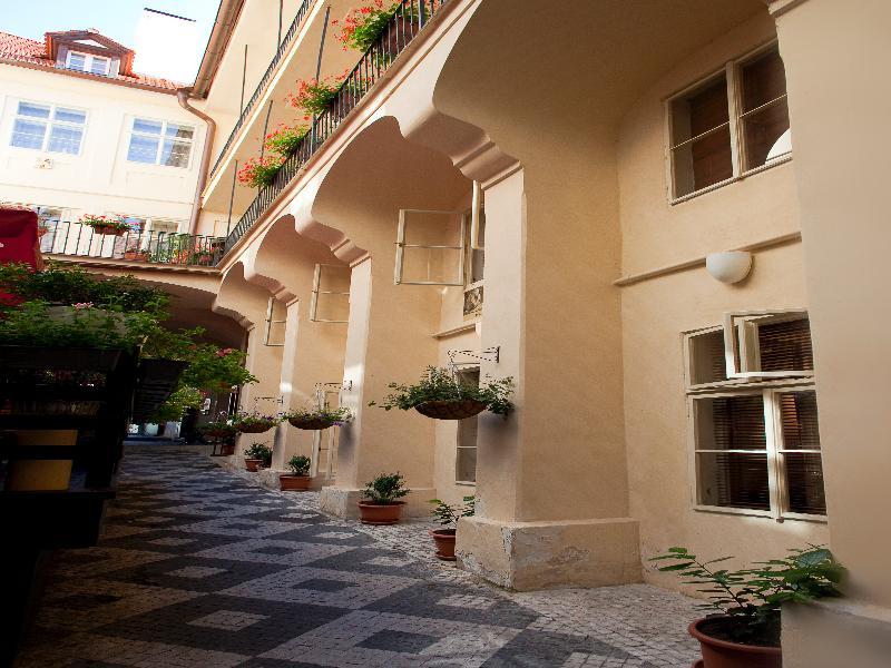 Little Town Budget Hotel Prag Exterior foto