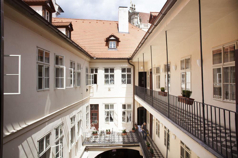 Little Town Budget Hotel Prag Exterior foto